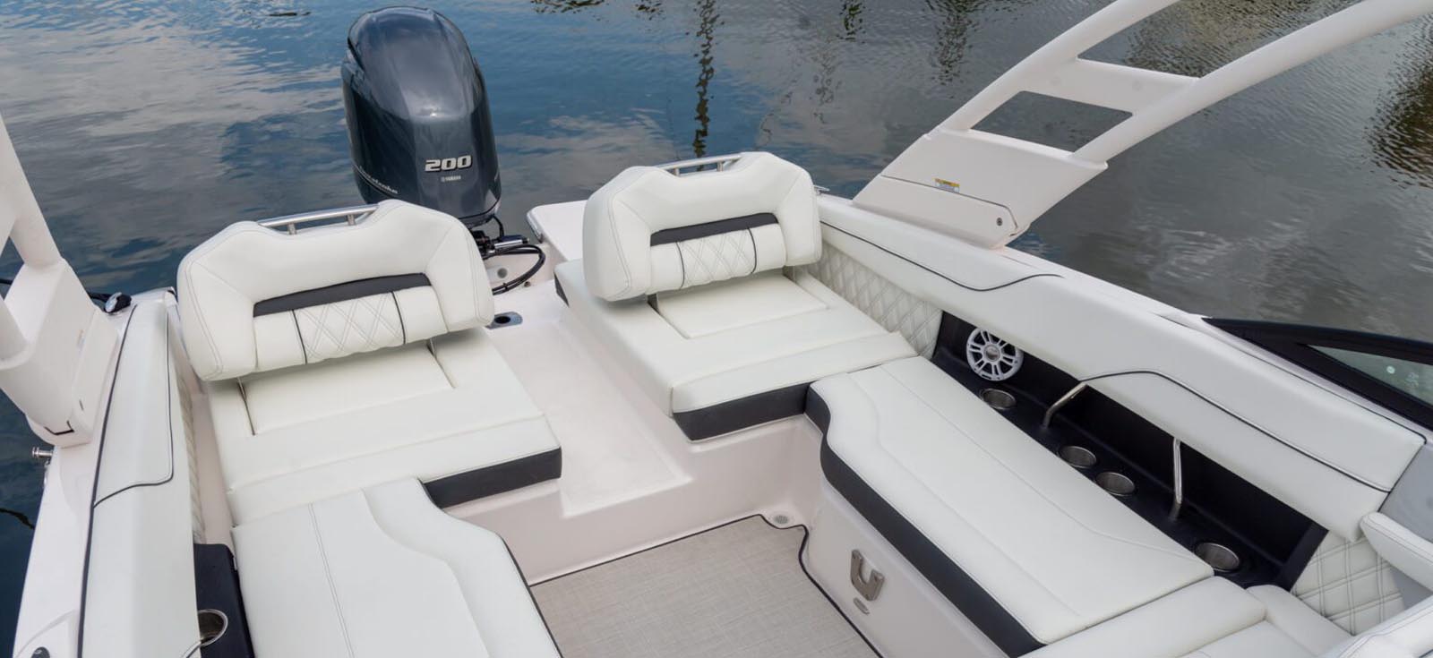 VR4 Series Deck Boats